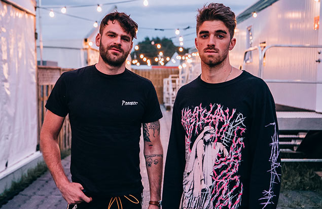 Alex Pall dan Andrew Taggart berpose dengan apparel serba hitam